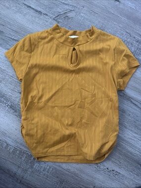 Kids Short Sleeve Ribbed Keyhole Tee in Mustard